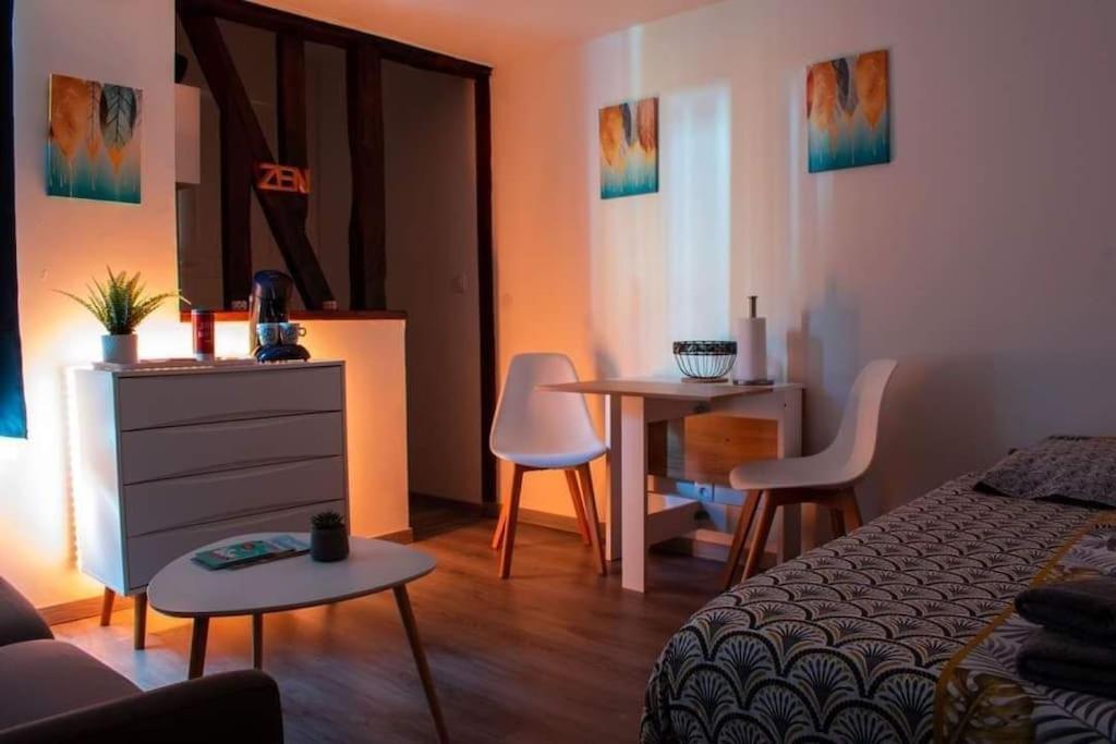 Studio Charmant Confortable Tv Centre Ville Louviers Exterior photo