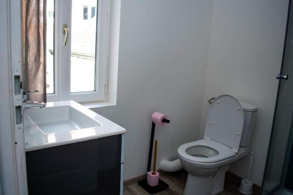 Studio Charmant Confortable Tv Centre Ville Louviers Exterior photo