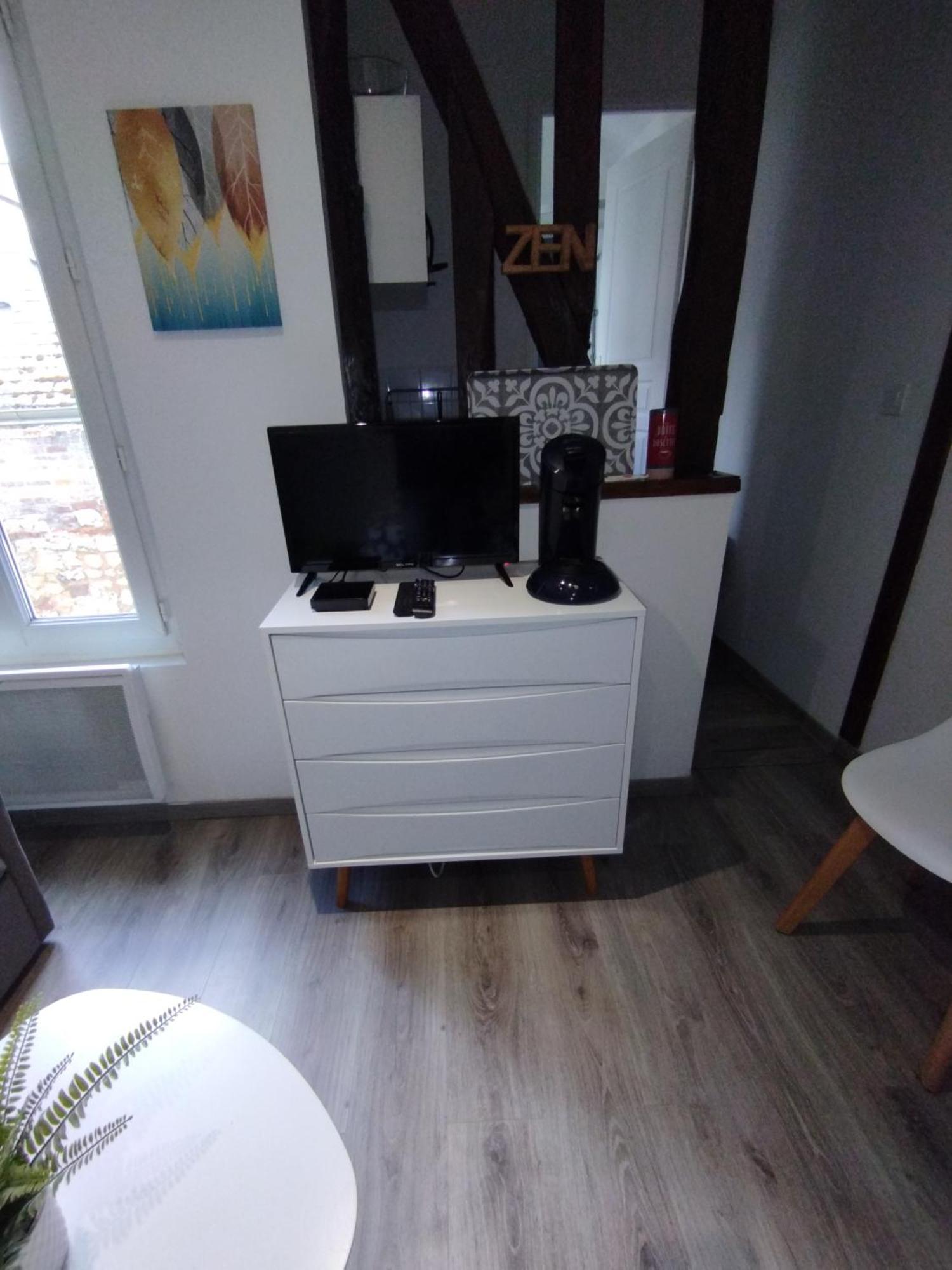 Studio Charmant Confortable Tv Centre Ville Louviers Exterior photo